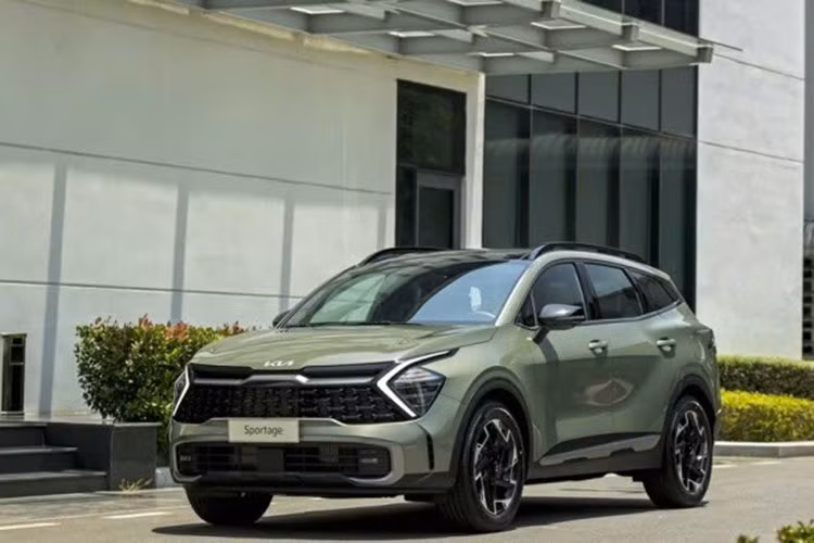 Trong tháng 5/2026 này, không chỉ Kia Sportage mà một số mẫu SUV cỡ C khác cũng có giảm giá chính hãng mạnh tay, điển hình như Subaru Forester với mức giảm từ 278-308 triệu đồng cho xe đời cũ. Trong khi đó, Mitsubishi Destinator tiếp tục được giảm giá 35 triệu đồng, xuống còn từ 745-820 triệu đồng.