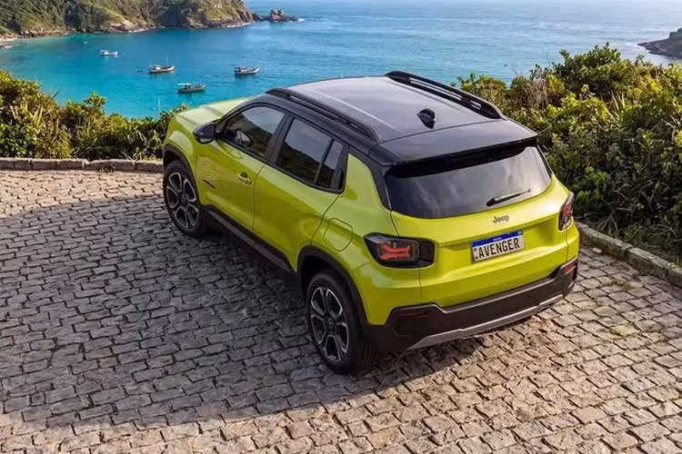 Nhiều thông tin hơn sẽ được công bố vào cuối năm nay. Jeep cho biết sự kiện ra mắt toàn cầu của Avenger nâng cấp sẽ được tổ chức tại tBrazil do xe sắp bước vào giai đoạn sản xuất ở quốc gia này. Đây sẽ là mẫu xe thứ 4 của Jeep được lắp ráp tại Brazil. Hãng khẳng định động thái này tiếp tục củng cố “cam kết về đổi mới, chất lượng và hiện diện nội địa”.