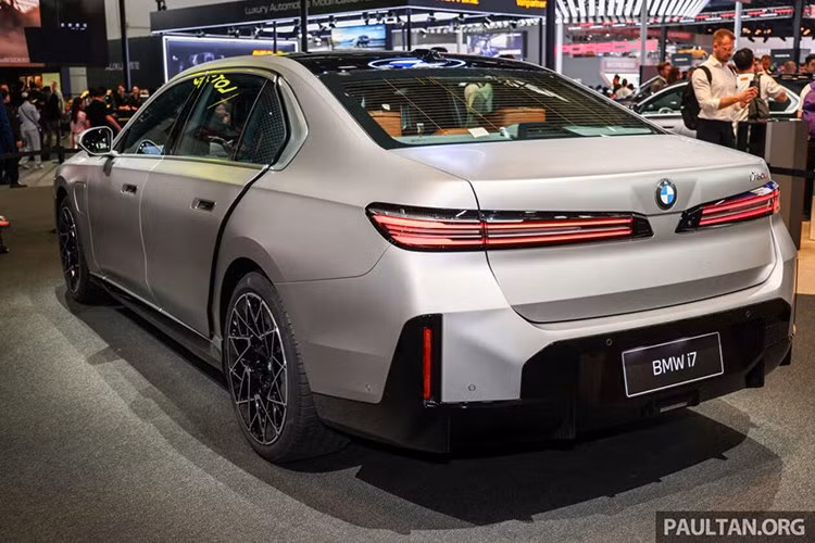 Một thay đổi đáng chú ý về mặt chiến lược công nghệ là việc BMW quyết định dừng triển khai hệ thống tự hành cấp độ 3 (Level 3) trên dòng 7 Series nói chung. Theo đại diện hãng, quyết định này xuất phát từ nhu cầu thực tế của thị trường còn thấp. Thay vào đó, hãng tập trung tối ưu hóa hệ thống hỗ trợ lái cấp độ 2+. Công nghệ mới này cho phép người lái rảnh tay trên đường cao tốc và trong đô thị nhưng vẫn yêu cầu sự giám sát liên tục của người điều khiển.