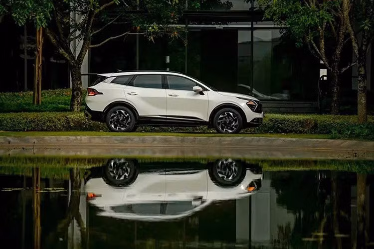 Ngoài Premium, 2 bản còn lại của Kia Sportage tại Việt Nam cũng được giảm giá 10 triệu đồng trong tháng 5/2026. Như vậy, trong tháng này, Sportage có giá ưu đãi dao động từ 799-999 triệu đồng, gia tăng lợi thế cạnh tranh với những đối thủ cùng phân khúc.