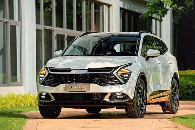 Đây là mức giá tốt nhất từ trước tới nay kể từ khi SUV cỡ C ra mắt thị trường Việt Nam vào năm 2022. Khác với thời điểm ra mắt, Kia Sportage tại Việt Nam hiện chỉ còn 3 phiên bản là 2.0G Premium, 2.0G Signature và 1.6 Turbo Signature AWD. Giá niêm yết của 3 phiên bản này lần lượt là 819 triệu, 929 triệu và 1,009 tỷ đồng.