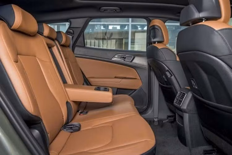 Trong khi đó, động cơ của Kia Sportage lại không khác gì Hyundai Tucson. Nằm bên dưới nắp ca-pô của mẫu SUV cỡ C này là 2 tùy chọn động cơ, bao gồm máy xăng Smartstream 4 xi-lanh, dung tích 2.0L, tạo ra công suất tối đa 156 mã lực và mô-men xoắn cực đại 192 Nm. Động cơ kết hợp với hộp số tự động 6 cấp và hệ dẫn động cầu trước.
