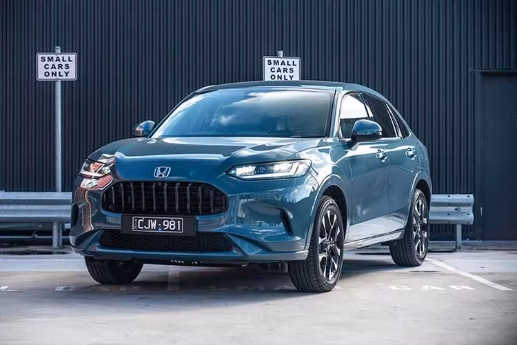 Theo công bố, Honda ZR-V 2026 tại thị trường Australia được phân phối với 4 phiên bản, bao gồm cả cấu hình dẫn động cầu trước (2WD) và dẫn động bốn bánh (AWD). Bản tiêu chuẩn VTi X sử dụng động cơ xăng 1.5L VTEC Turbo, công suất 176 mã lực, đi kèm hệ dẫn động cầu trước, có giá khởi điểm 28.560 USD (tương đương 750 triệu đồng).
