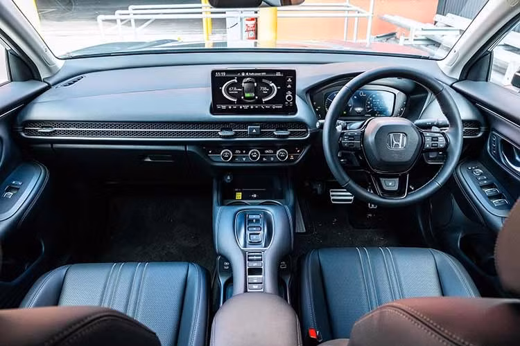 Không gian bên trong của phiên Honda ZR-V 2026 được chú trọng đặc biệt về công nghệ và tiện nghi. Hệ thống giải trí trung tâm sử dụng màn hình 9 inch tích hợp sẵn các dịch vụ của Google, đi kèm bảng đồng hồ kỹ thuật số 10,2 inch.