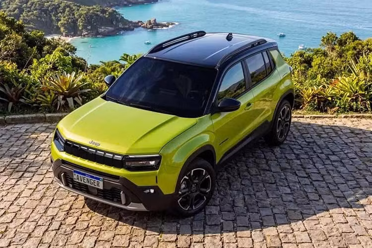 Sau hàng loạt hình ảnh úp mở được hé lộ hồi đầu tuần, Jeep hiện đã chính thức trình làng Avenger 2027 phiên bản nâng cấp giữa vòng đời tại thị trường Brazil. Mẫu SUV cỡ A này vẫn giữ kiểu dáng quen thuộc nhưng được hiện đại hóa về thiết kế, mang nhiều điểm tương đồng với các xe đời mới cùng thương hiệu như Compass.