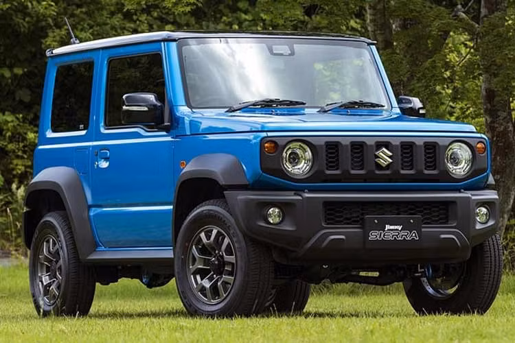 Suzuki Jimny phiên bản 2026 vừa được công bố tại Thái Lan với mức giá khởi điểm 1.590.000 baht (tương đương 1,28 tỷ đồng), xe được nhập khẩu nguyên chiếc từ Nhật Bản. Ở lần nâng cấp này, mẫu SUV địa hình cỡ nhỏ tập trung cải thiện trang bị an toàn, trong khi vẫn giữ nguyên cấu hình vận hành đặc trưng.
