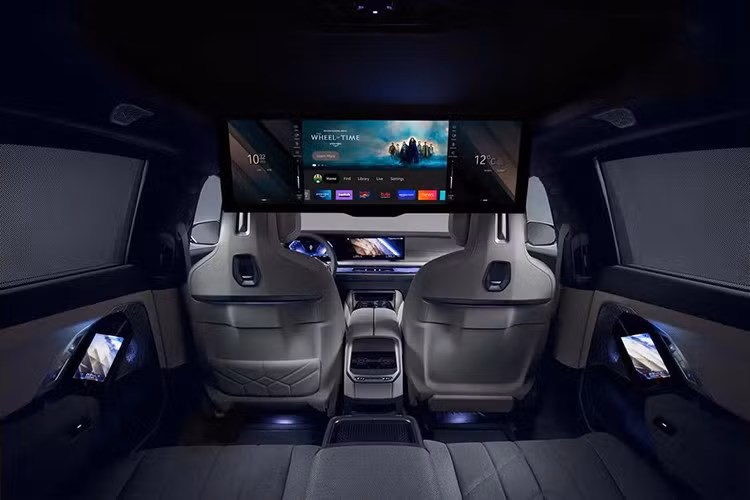 Đối với các khách hàng yêu cầu sức mạnh lớn hơn, phiên bản i7 60 xDrive cung cấp mức công suất 544 mã lực và mô-men xoắn 745 Nm. Cao cấp nhất vẫn là biến thể M70 xDrive với thông số ấn tượng 680 mã lực và mô-men xoắn cực đại đạt 1.015 Nm, đáp ứng nhu cầu về một mẫu xe điện hạng sang có hiệu năng tiệm cận xe thể thao.