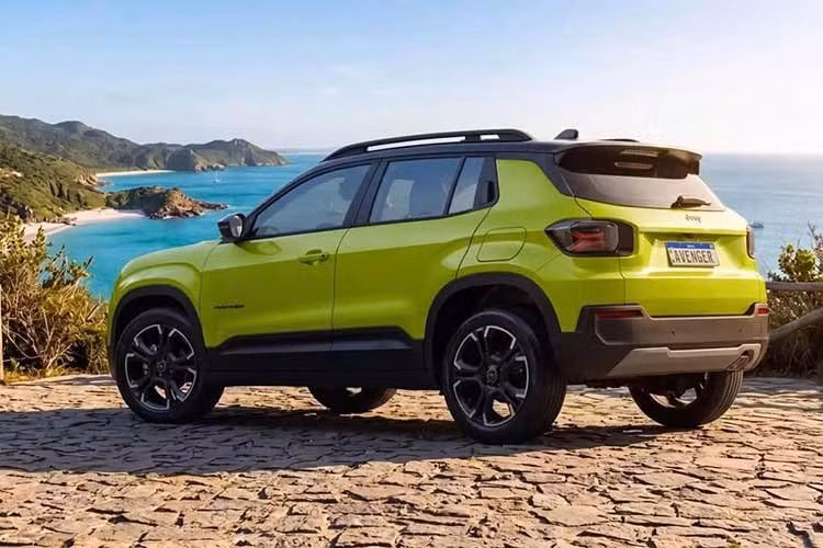 Trong lần nâng cấp này, Jeep Avenger sử dụng lưới tản nhiệt 7 khe hoàn toàn mới với các chi tiết phát sáng. Hãng dường như cũng đã loại bỏ phần viền đen quanh lưới tản nhiệt, giúp tổng thể đầu xe trở nên gọn gàng và liền mạch hơn. Bên dưới đèn pha cũng có thêm hai khe gió mới.