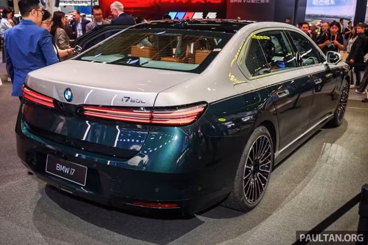 Cải tiến mang tính cốt lõi trên BMW i7 2026 là việc chuyển sang sử dụng pin công nghệ Gen6 với các tế bào dạng hình trụ, tương tự loại đang áp dụng trên dòng iX3 và i3 mới. Sự thay đổi này cho phép nâng dung lượng pin thực tế từ 101,7 kWh ở phiên bản cũ lên mức 112,5 kWh.