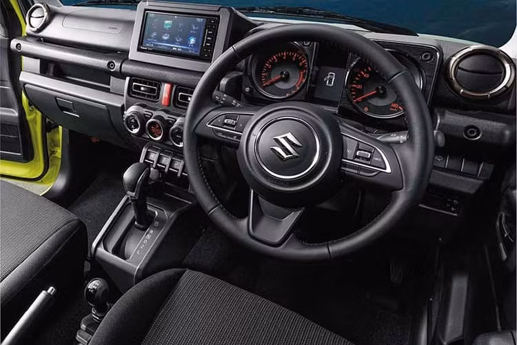 Ngoài ra, xe còn được trang bị loạt tính năng như ga tự động thích ứng (Adaptive Cruise Control), cảnh báo lệch làn và hỗ trợ giữ làn, cảnh báo mất tập trung khi lái xe, đèn pha tự động, cảnh báo phanh khẩn cấp và cảm biến hỗ trợ đỗ xe.