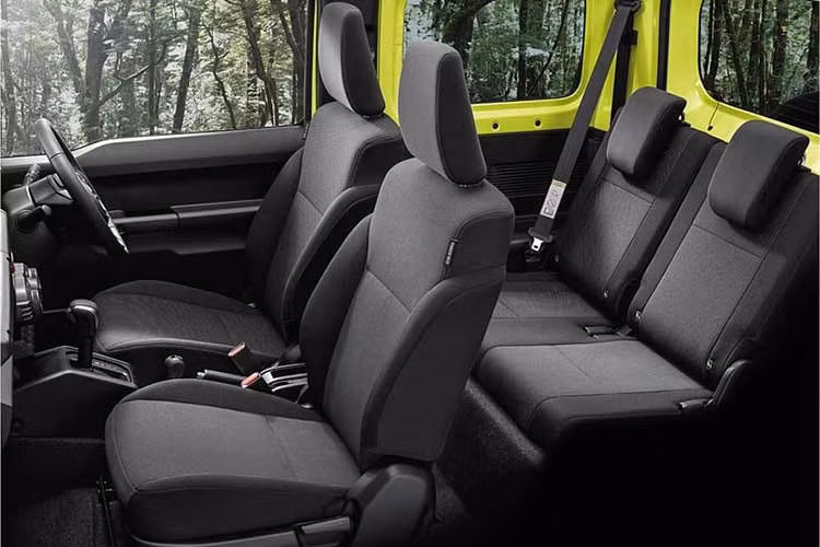 Jimny có chiều dài 3.480 mm (3.645 mm tính cả lốp dự phòng phía sau), rộng 1.645 mm, cao 1.720 mm và chiều dài cơ sở 2.250 mm. Khoảng sáng gầm đạt 210 mm, phù hợp với điều kiện địa hình phức tạp. Dung tích khoang hành lý dao động từ 85 đến 377 lít khi gập hàng ghế sau.