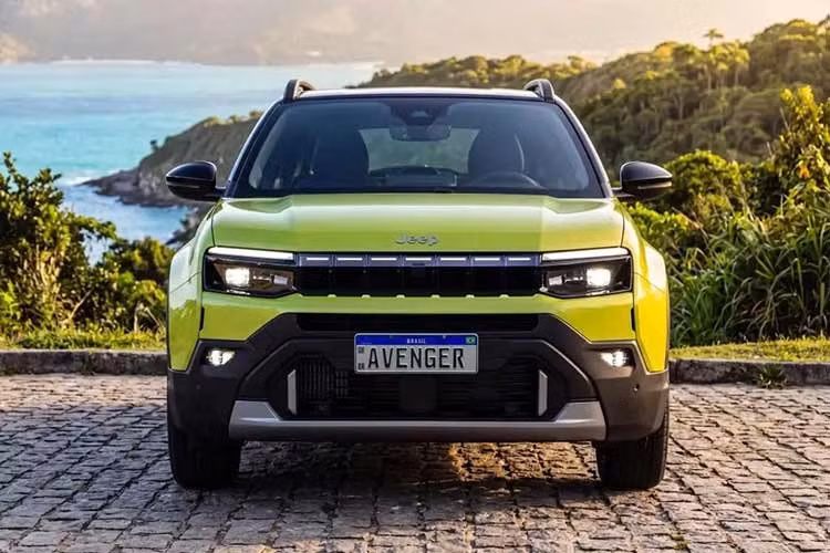 Tiếp theo đó là cản trước của Jeep Avenger 2027 được thiết kế lại cùng các chi tiết ốp nhựa mới. Tấm ốp gầm màu bạc giả kim loại nay được kết hợp thêm các đường nét ngang mới nhằm giảm cảm giác nặng nề của phần nhựa đen bao quanh thân xe.