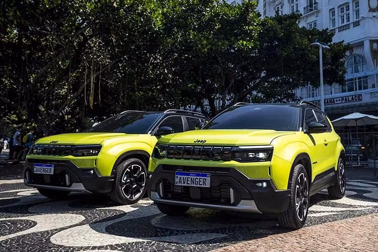 Hiện thương hiệu Jeep ở Việt Nam cũng đổi nhà phân phối, từ Công ty TNHH JVA TP.HCM sang Thaco Auto. Không dừng ở đó, Thaco còn lên kế hoạch lắp ráp xe Jeep ở nhà máy Việt Nam. Mẫu xe sẽ được lắp ráp tại Việt Nam nhiều khả năng là Jeep Wrangler với ba phiên bản Sahara, Rubicon và Willys. Do đó, sẽ không ngạc nhiên nếu Jeep Avenger cũng bán ở thị trường Việt trong tương lai.