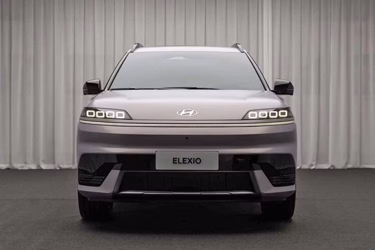 Hyundai EO có kích thước tổng thể là chiều dài 4.615 mm, chiều rộng 1.875 mm và chiều cao 1.675 mm (hoặc 1.698 mm khi có giá nóc). Trục cơ sở dài 2.750 mm kết hợp với bộ mâm 20 inch giúp tăng thêm vẻ thể thao và chắc chắn.
