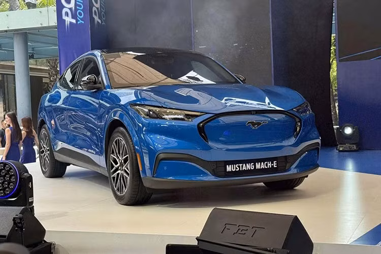 Mẫu xe điện Ford Mustang Mach-E 2026 mới được ra mắt cùng thời điểm với Territory Hybrid, nằm trong chiến lược mở rộng danh mục xe điện của Ford tại Philippines. Xe sẽ bắt đầu được phân phối từ tháng 9/2025 tại một số đại lý chọn lọc.