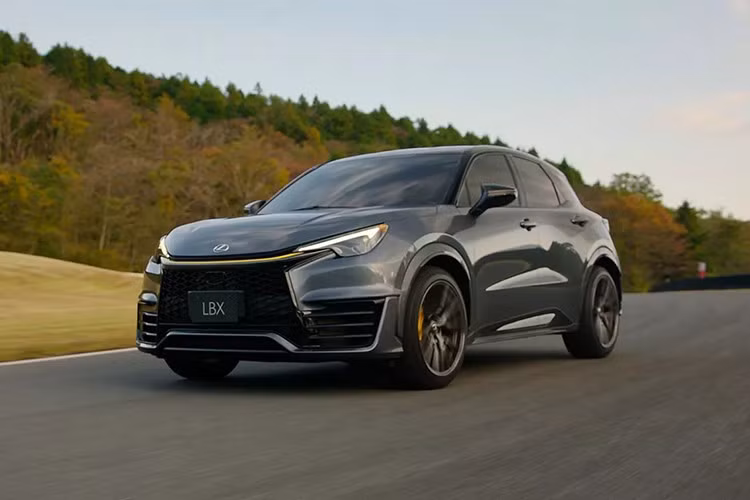 Mẫu xe này được phát triển dựa trên dòng SUV đô thị LBX, đồng thời lấy cảm hứng trực tiếp từ chiếc xe cá nhân của Chủ tịch Toyota - ông Akio Toyoda.