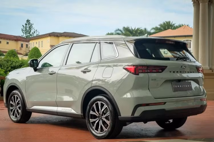 Ford Territory Hybrid hiên bản 2026 cũng được làm mới thiết kế với cụm đèn trước LED liền khối, tích hợp dải đèn chiếu sáng ban ngày và tính năng “follow-me-home”, một số chi tiết thân xe thêm logo hybrid.