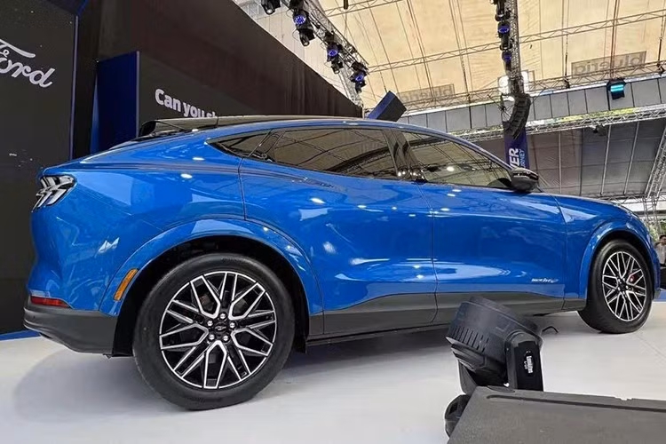 Về thiết kế, Mustang Mach-E mang một số đặc điểm nhận diện của dòng xe cơ bắp truyền thống, như cụm đèn hậu LED ba thanh và dáng fastback. Các trang bị ngoại thất bao gồm đèn chiếu sáng LED projector...