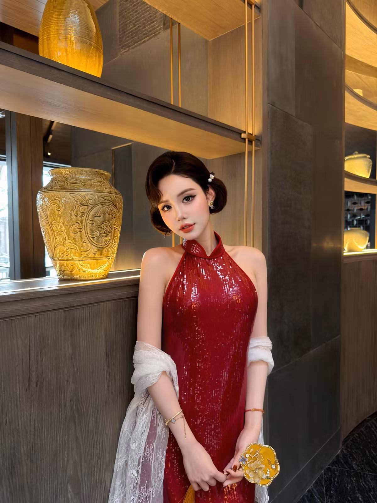 Trong loạt ảnh được chia sẻ, Thúy Quỳnh ghi điểm với gương mặt xinh xắn tựa búp bê, làn da mịn màng và đường nét hài hòa.