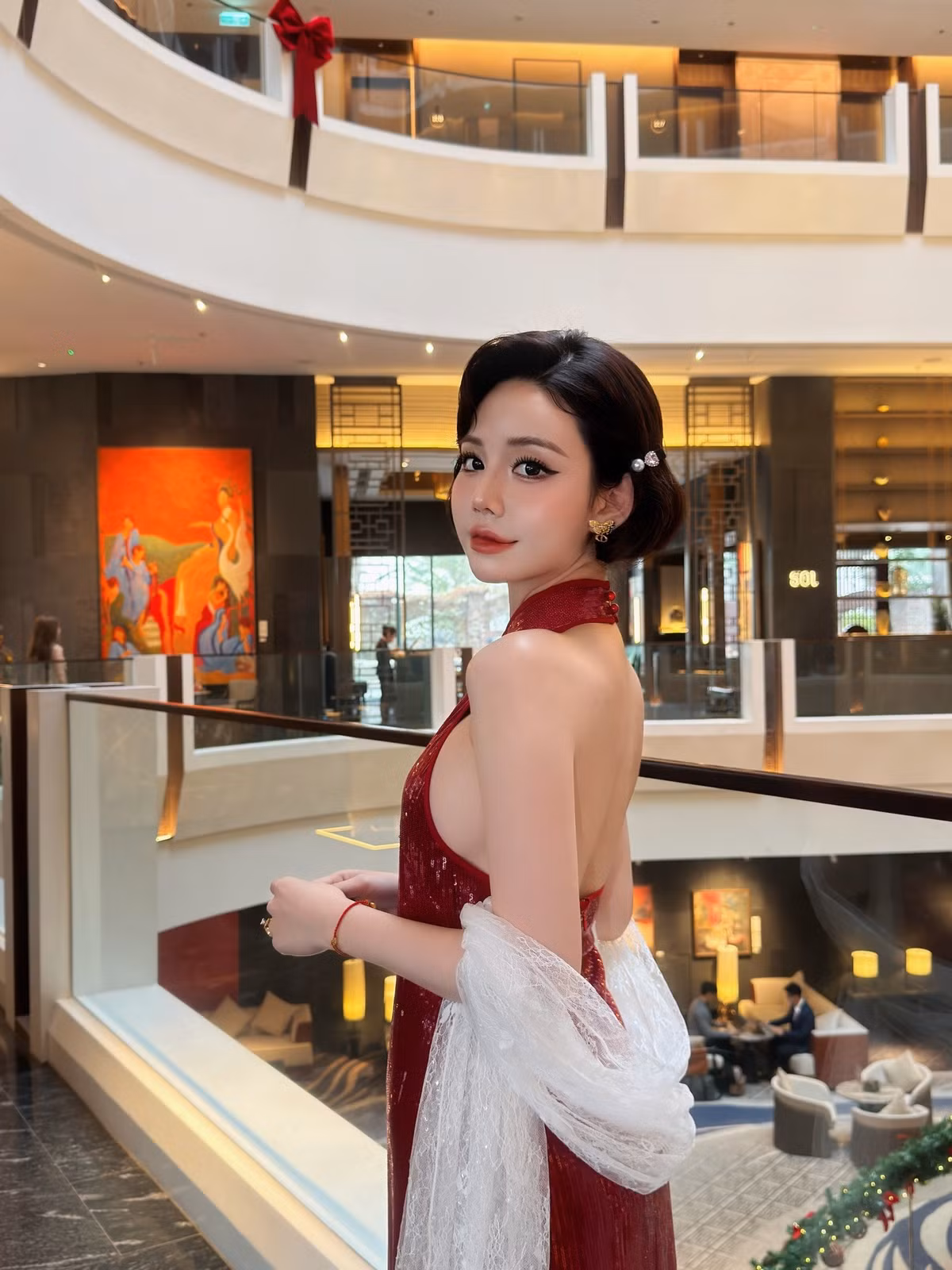 Không phô trương hay cầu kỳ, vẻ đẹp của Chu Mạc Thúy Quỳnh trong bộ áo dài cách tân đến từ sự mềm mại trong từng cử chỉ, ánh nhìn và phong thái tự tin trước ống kính.