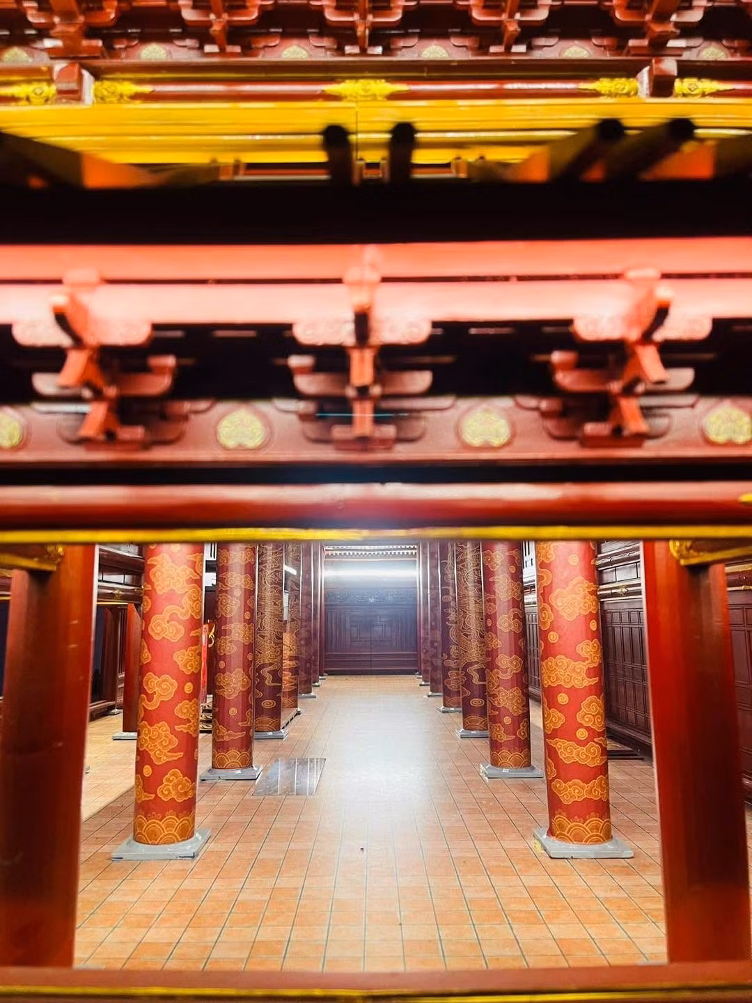 Bên trong chính điện.