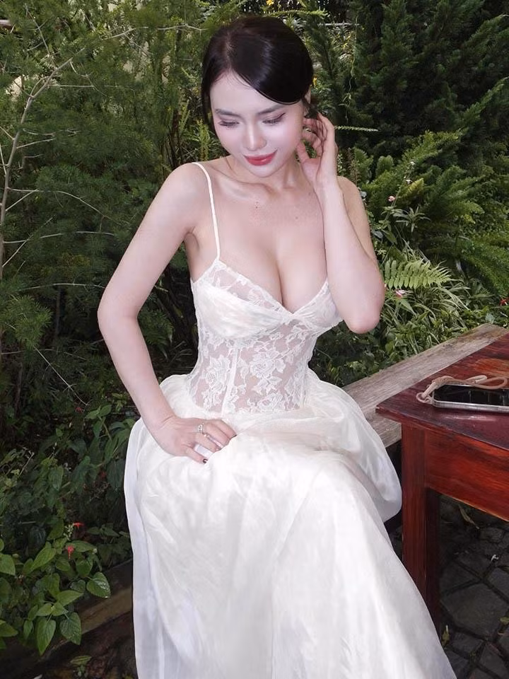 Làn da trắng sứ không tì vết của Thúy Vy chính là "vũ khí" lợi hại nhất giúp cô tỏa sáng trong mọi khung hình. Nước da ấy không chỉ tôn lên vẻ sang trọng, đài các mà còn tạo nên sự tương phản đầy kích thích thị giác khi cô khoác lên mình những bộ cánh tối màu hay những thiết kế ren mỏng manh.