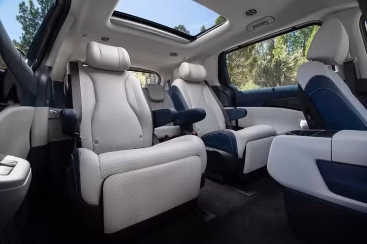 Về vận hành, Kia Carnival 2026 được cung cấp với hai tùy chọn động cơ gồm động cơ xăng 3.5L và hệ truyền động hybrid tăng áp 1.6L.
