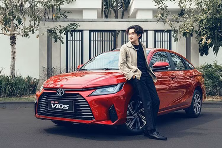 Không loại trừ khả năng Toyota sẽ đồng thời giới thiệu cả Vios xăng thế hệ mới, sau một thời gian trì hoãn do liên quan đến lùm xùm kiểm định an toàn của nền tảng DNGA.