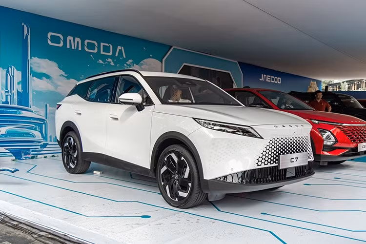 Cuối tuần vừa qua, Omoda &amp; Jaecoo Việt Nam đã mang mẫu xe hoàn toàn mới mang tên C7 đến trưng bày tại thủ đô Hà Nội. Theo kế hoạch, mẫu xe SUV thương hiệu Trung Quốc này sẽ chính thức ra mắt và được công bố giá bán vào cuối tháng 9 năm nay.