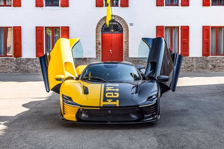 Nhưng đầu mùa hè năm nay, Ferrari đã công bố một thay đổi bất ngờ. Để gây quỹ cho Quỹ Ferrari, công ty sẽ sản xuất thêm một chiếc Daytona SP3 và đấu giá trong Tuần lễ Xe hơi Monterey. Chiếc Ferrari "thừa" này được tính là 599+1, với một tấm biển và số sê-ri đặc biệt xác nhận tình trạng độc nhất của nó. Đối với những nhà sưu tập đã bỏ lỡ những chiếc 599 nguyên bản, đây là một cơ hội ngàn năm có một.