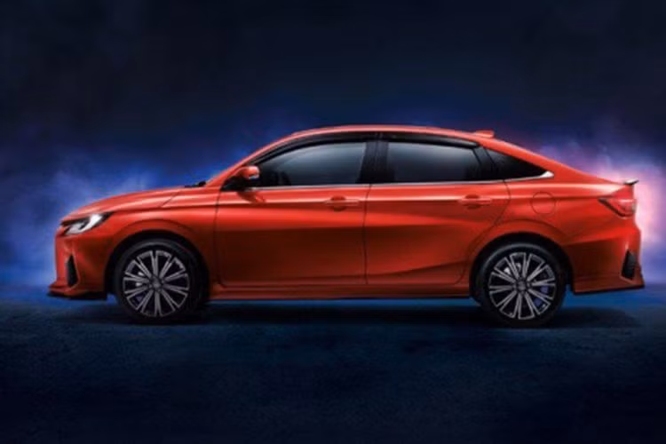 Ngoài hệ truyền động tiết kiệm, Vios hybrid 2025 được kỳ vọng thừa hưởng nhiều trang bị từ Yaris Cross như: đèn nội thất Ambient Light 64 màu, phanh tay điện tử, khởi động nút bấm, hỗ trợ kết nối Apple CarPlay/Android Auto, điều hòa tự động, cửa gió sau…