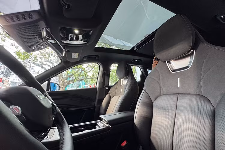 Màn hình của xe có hỗ trợ kết nối Apple CarPlay/Android Auto, hệ thống âm thanh Sony 8 loa, cửa sổ trời toàn cảnh, đèn viền nội thất, điều hòa hai vùng độc lập, có lọc bụi mịn PM0.3 và sạc không dây công suất 50 W.