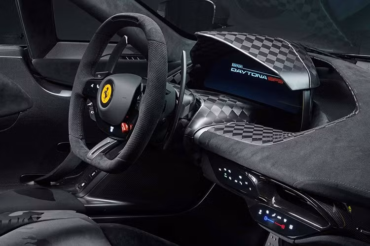 Chiếc Daytona SP3 ban đầu được định giá "hơn 3,5 triệu đô la", nhưng những người đấu giá tại Monterey và trên mạng lại nghĩ khác, nhưng không ai nghĩ nó sẽ trên 10 triệu đô la, đừng nói 20 triệu đô la. Phải đến khi buổi đấu giá diễn ra, và cuộc cạnh tranh quyết liệt đã đẩy giá chiếc xe vượt qua 20 triệu đô la chỉ trong vài phút trước khi cuối cùng chốt ở mức 26 triệu đô la, củng cố vị thế của nó như một huyền thoại sưu tầm hiện đại.