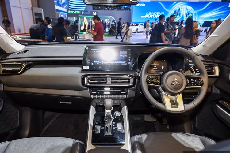 Mitsubishi Destinator cũng được Mitsubishi tích hợp gói hỗ trợ lái tiên tiến (ADAS), hướng đến tiêu chí an toàn và thoải mái cho người lái và hành khách. Hệ thống treo đã được tinh chỉnh để phù hợp với điều kiện vận hành đặc thù tại thị trường Đông Nam Á, mang lại độ êm ái và sự ổn định khi di chuyển trên các cung đường phức tạp.
