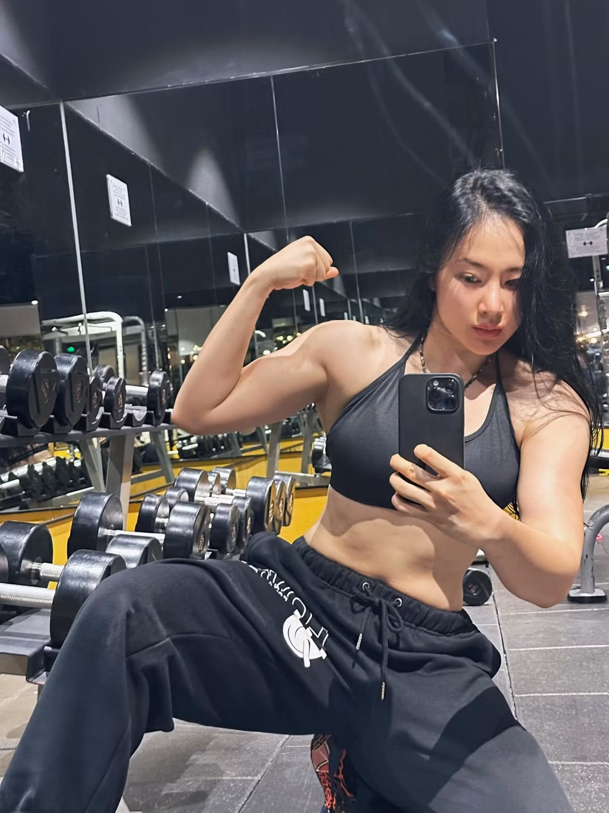 Với chiếc crop top ôm sát kết hợp quần jogger rộng rãi, Angela Phương Trinh không chỉ gây sốt bởi thời trang năng động mà còn bởi vóc dáng đáng ngưỡng mộ, đặc biệt là vòng eo thon gọn khiến dân mạng mê mẩn.
