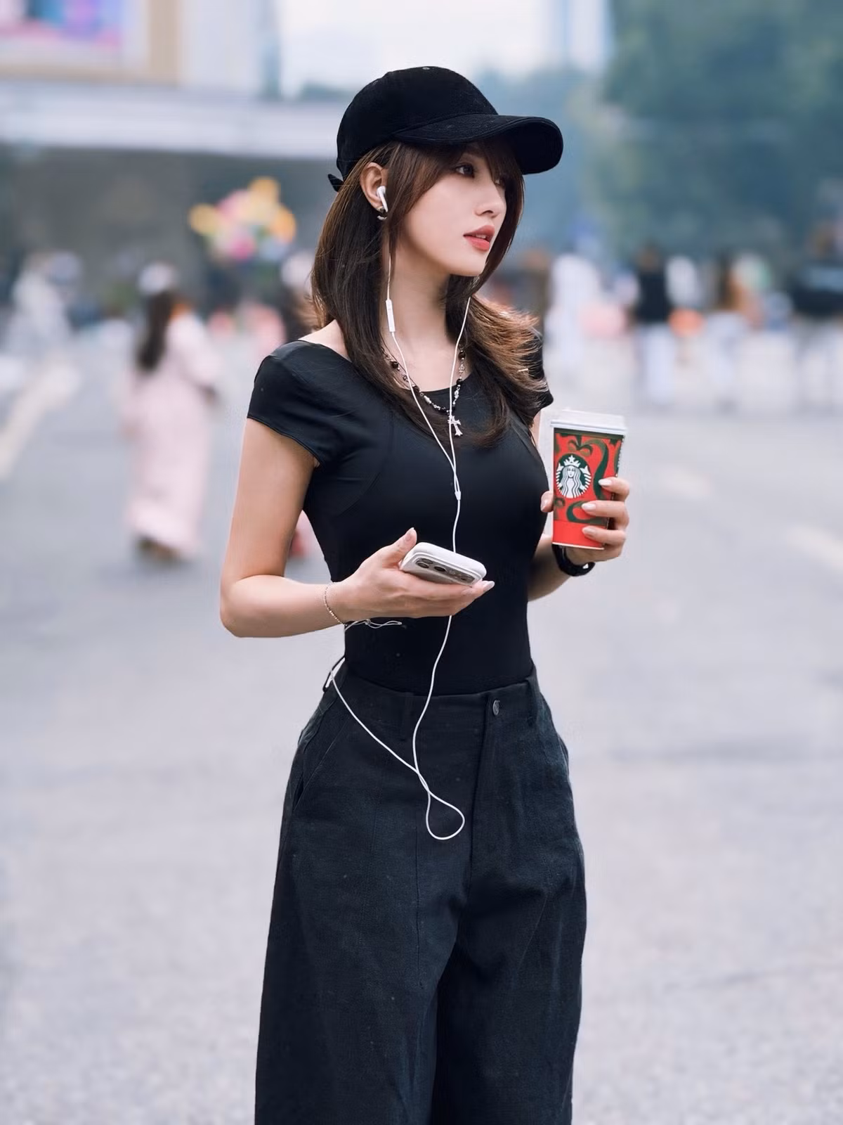 Hà Kim (tên thật Nguyễn Thu Hà, sinh năm 1995 tại Hà Nội) được nhiều người biết đến là một gymmer, hot TikToker với hơn 400.000 người theo dõi.