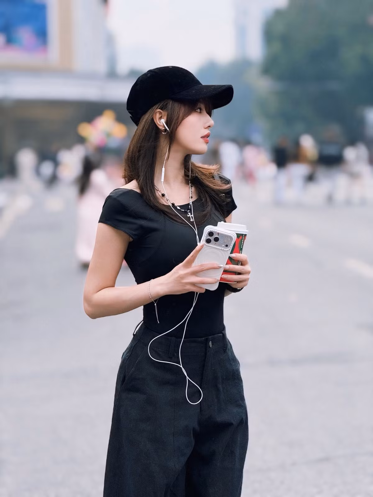 Dù chỉ trang điểm nhẹ nhàng, Hà Kim vẫn nổi bật giữa phố đông với thần thái tự tin, cuốn hút – đúng với hình ảnh một cô gái hiện đại, độc lập và thành đạt.