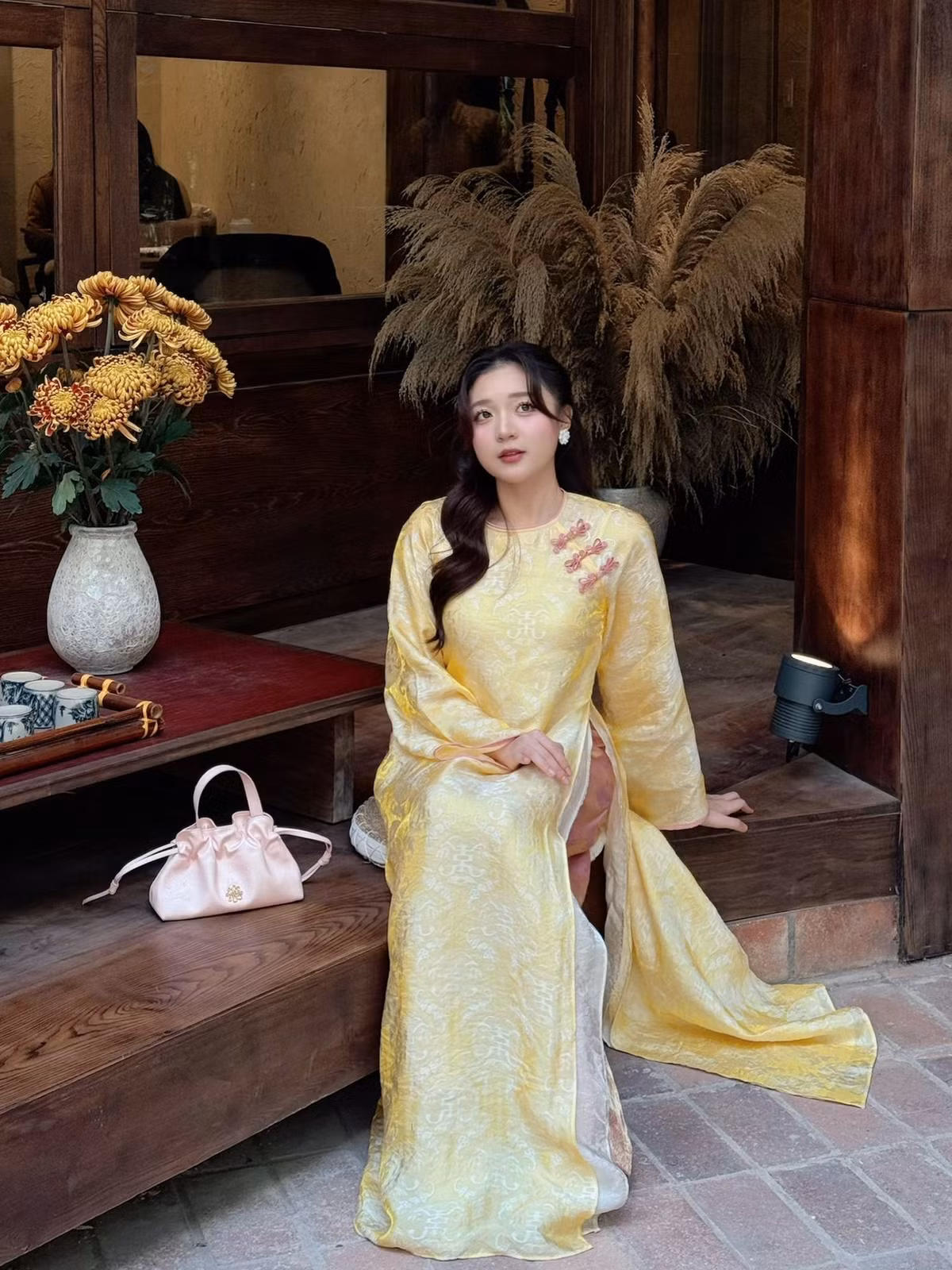 Ở góc chụp toàn thân, dù sở hữu chiều cao khiêm tốn, MC Phương Thảo vẫn ghi điểm nhờ thần thái tự tin và cách tạo dáng khéo léo.
