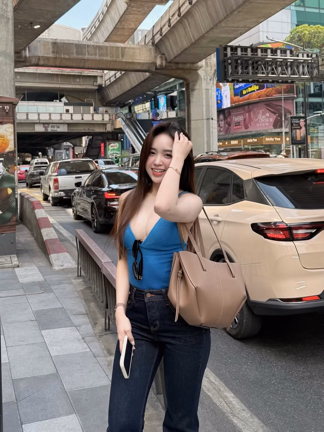 Dù diện trang phục gợi cảm, Phương Anh vẫn giữ được vẻ tự nhiên, không gồng gánh, đúng tinh thần của một chuyến du lịch khám phá phố xá sôi động.