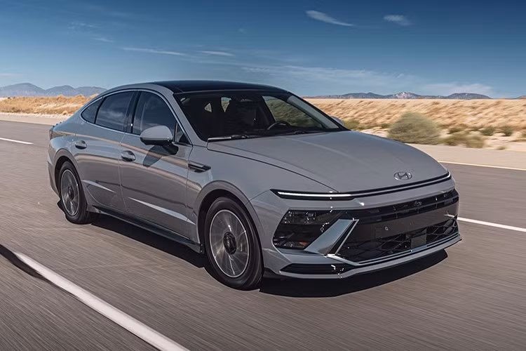 Dù đã phần nào thất thế trước những dòng SUV mới, khả năng cao bộ đôi sedan Hyundai là Elantra (còn có tên Avante tại Hàn Quốc) và Sonata vẫn sẽ có thế hệ mới đều ra mắt, và Hyundai Sonata 2026 vừa công bố là một ví dụ.