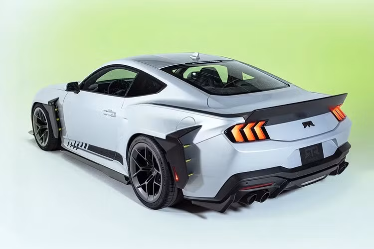 Xe được trang bị lốp Michelin Pilot Sport 4S có kích thước 305/30 trên bộ mâm 20 inch phía trước và 315/30 trên mâm 20 inch phía sau, cùng với kẹp phanh Brembo 6 piston phía trước và 4 piston phía sau kết hợp với đĩa phanh trước 2 mảnh nâng cấp.
