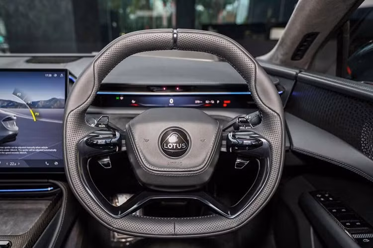 Lotus chú trọng vật liệu bền vững nên các chi tiết trên xe đều được làm từ da Nappa, sợi carbon và loại sợi chỉ xa xỉ tái chế từ bông phế liệu ngành thời trang, góp phần giảm phát thải carbon.