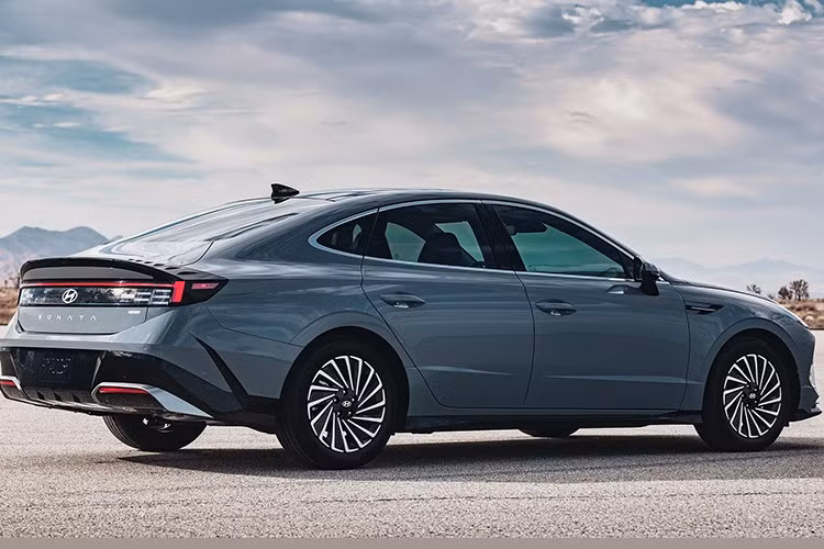 Trên phiên bản Hyundai Sonata 2026 mới sẽ bổ sung bản S, nằm trên Premium và dưới Exclusive, được thiết kế để đáp ứng nhu cầu phổ biến của khách hàng với mức giá hợp lý.