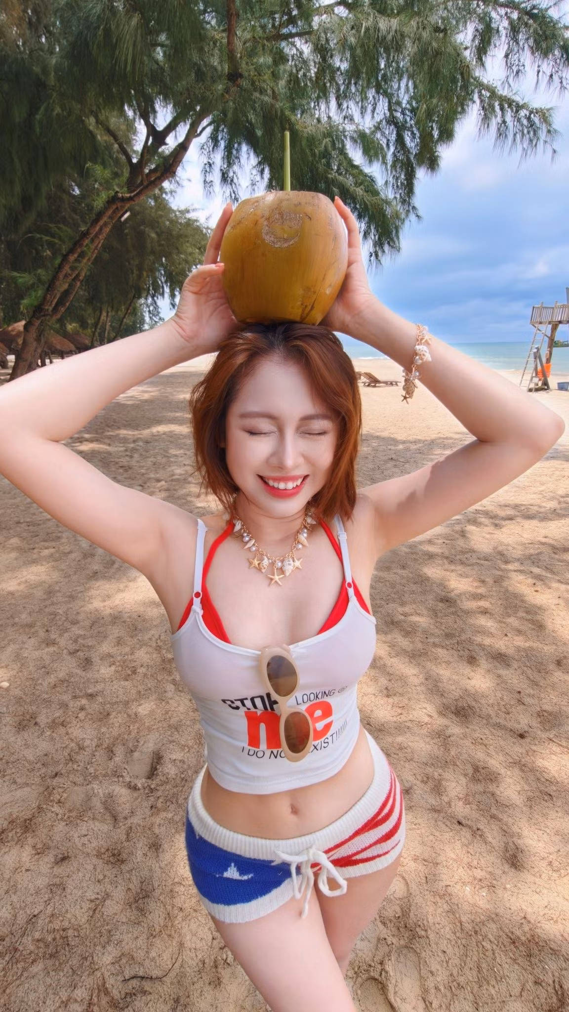 Không chỉ dừng lại ở bikini, Việt Phương Thoa còn thường xuyên biến hóa với nhiều set đồ đi biển khác nhau, thể hiện sự đa dạng và cá tính trong phong cách.