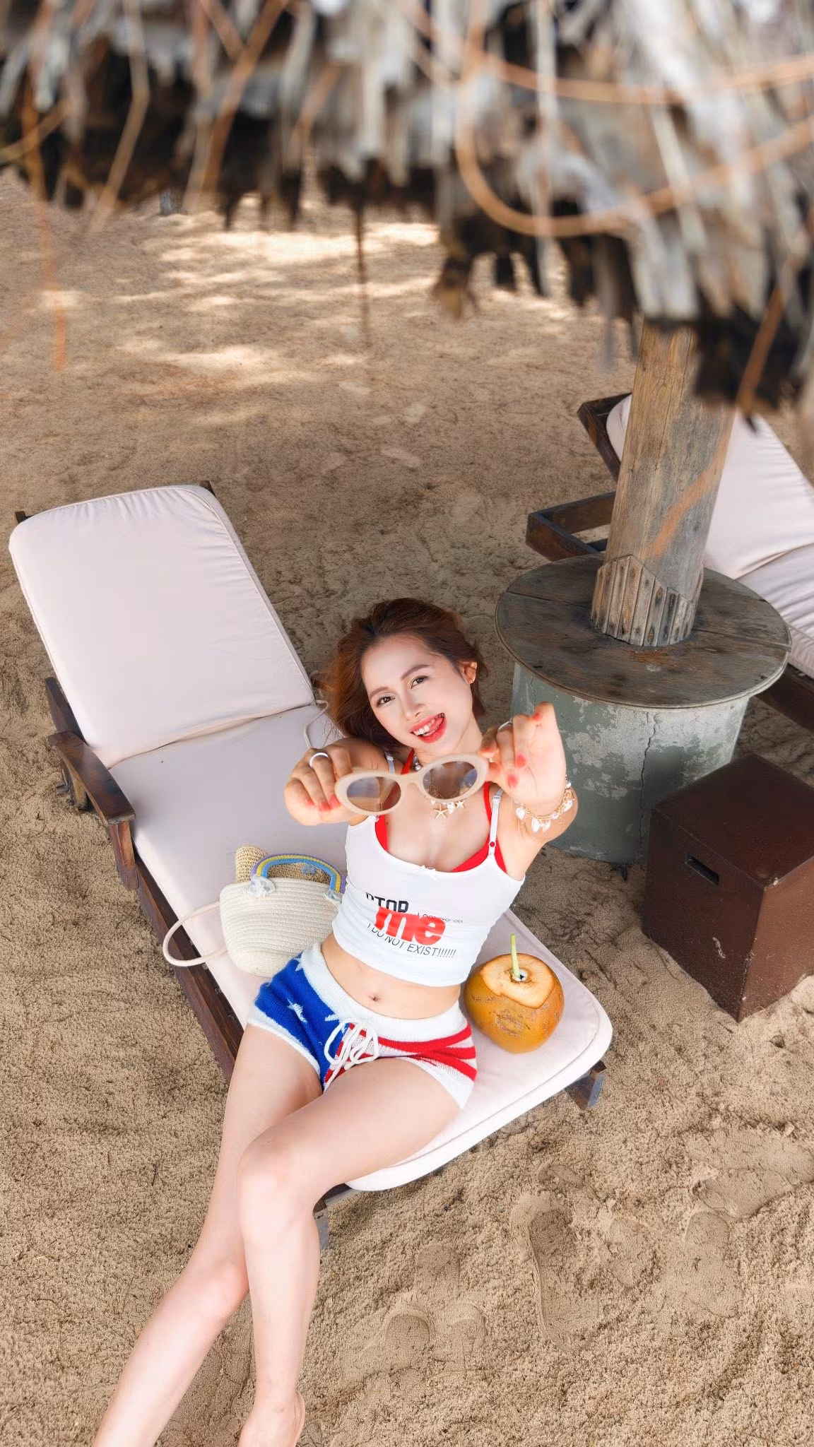 Nàng hot girl TikTok thường xuyên mix &amp; match áo croptop, quần short denim, váy maxi bay bổng hay những chiếc áo lưới mỏng manh khoác ngoài bikini, tạo nên những outfit vừa thời thượng, vừa năng động.