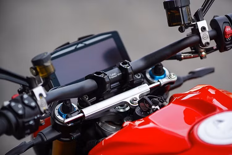Ở phiên bản mới, Streetfighter được tinh chỉnh phần cánh gió trước với thiết kế hai tầng. Ducati cho biết chi tiết này có thể tạo lực ép tương đương 17 kg khi xe chạy ở tốc độ 270 km/h, giúp xe ổn định hơn ở dải tốc độ cao. Giao diện màn hình tốc độ cũng được làm lại, rõ ràng và hiện đại hơn.