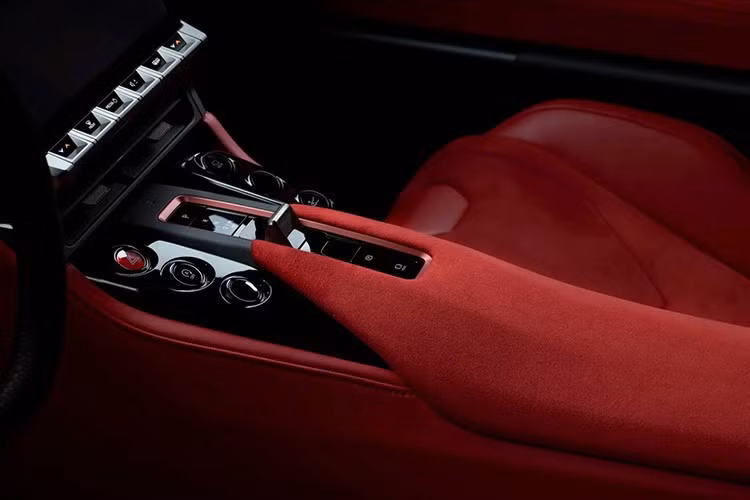Bên dưới nắp capo là khối động cơ hybrid V8 4.0L tăng áp kép hoàn toàn mới, bố trí dạng “hot-V”, sử dụng hệ thống bôi trơn carter khô nhằm tối ưu trọng tâm. Động cơ được kết nối với hộp số tự động 8 cấp đặt sau thông qua trục truyền bằng sợi carbon, đi kèm mô-tơ điện và vi sai hạn chế trượt.