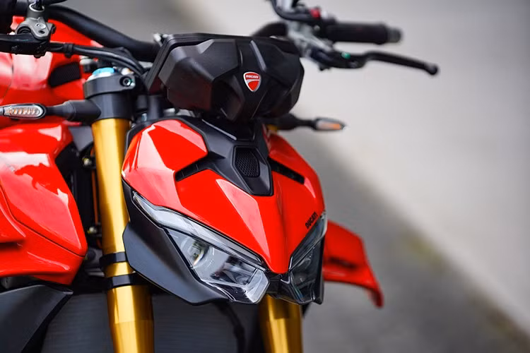Tay lái của phiên bản nakedbike được đặt cao và mở rộng sang hai bên, giúp người điều khiển có tư thế ngồi thoải mái, dễ làm chủ khi chạy phố hoặc xoay sở ở tốc độ thấp, điều này khác biệt rõ rệt với kiểu dáng chồm về trước đặc trưng của Panigale.