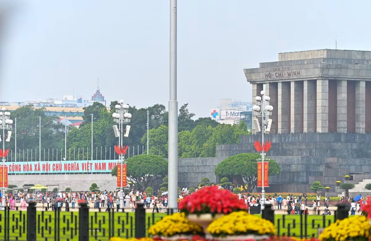 Giữa không gian linh thiêng của Quảng trường Ba Đình lịch sử và bên người cha già của dân tộc, nhiều đoàn khách và người dân cùng chung một lòng thành kính.