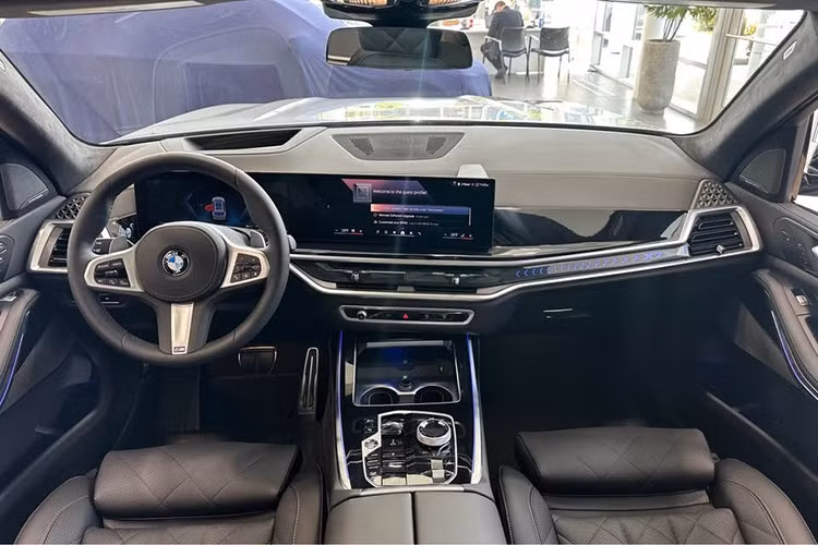 Việc cải thiện ADAS trên X7 cũng được xem là động thái bắt kịp Mercedes-Benz GLS – mẫu SUV đối thủ vừa được nâng cấp và cũng cải thiện các công nghệ hỗ trợ lái. Không chỉ X7, BMW đang cho thấy định hướng rõ ràng trong việc phổ cập ADAS trên nhiều dòng xe. BMW X3 và 5 Series mới là những mẫu xe đầu tiên tại Việt Nam sở hữu gói tính năng an toàn chủ động.